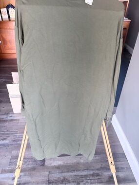 Express women's olive  Green Crew Neck Shirt - Medium